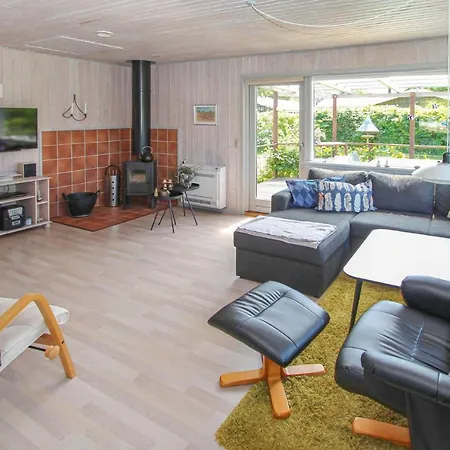 2 Bedroom Beautiful In Prázdninový dům Samsø