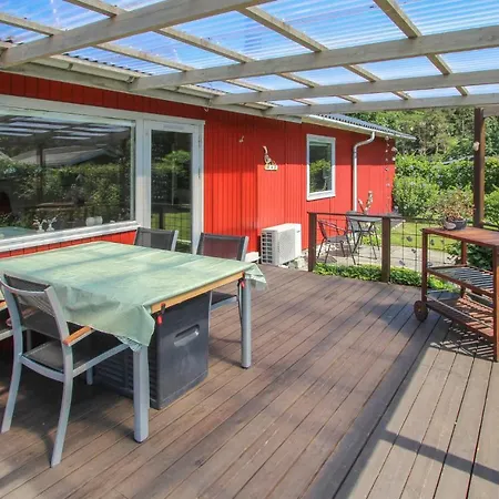 2 Bedroom Beautiful In Hébergement de vacances *